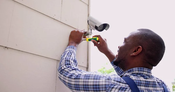 Handyman Afroamericano Con Cámara Cctv Sistema Seguridad — Foto de Stock