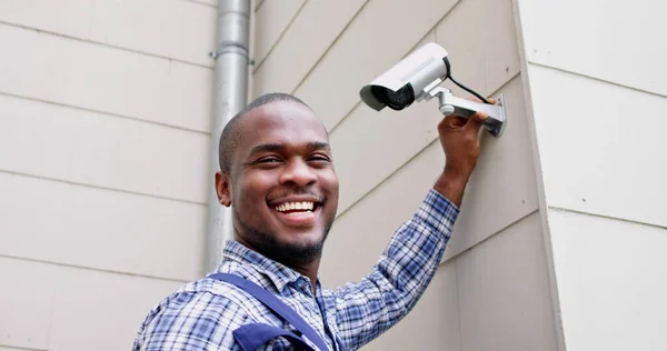 African American Handyman Κάμερα Cctv Σύστημα Ασφαλείας — Φωτογραφία Αρχείου