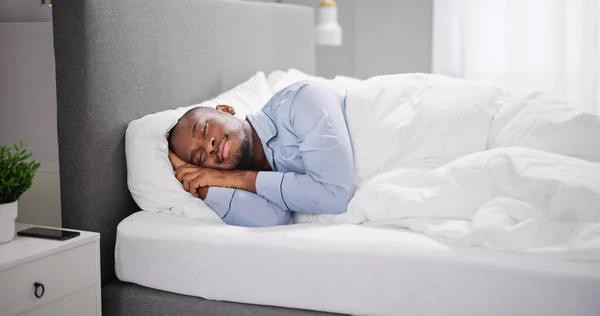 Άνθρωπος Κοιμάται Στο Κρεβάτι Όνειρο Ύπνου Προσώπου — Φωτογραφία Αρχείου
