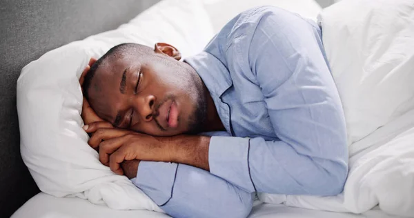 Afro Amerikaanse Man Met Slaap Apneu Snurken — Stockfoto