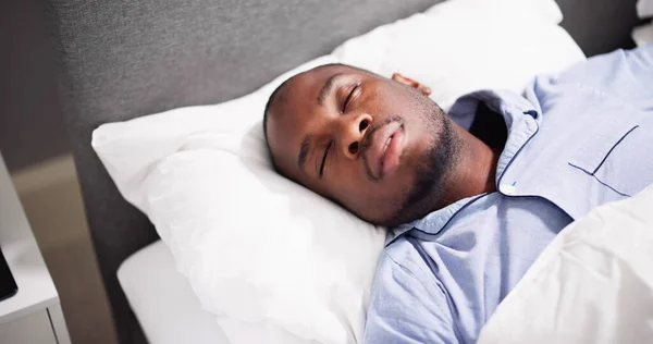 Afro Amerikaanse Man Met Slaap Apneu Snurken — Stockfoto