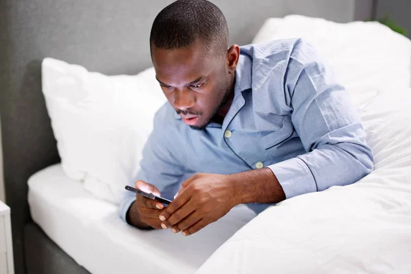 African Man Håller Smartphone Eller Mobiltelefon — Stockfoto