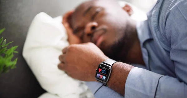Homem Dormindo Com Relógio Inteligente Sua Mão Mostrando Ritmo Cardíaco — Fotografia de Stock