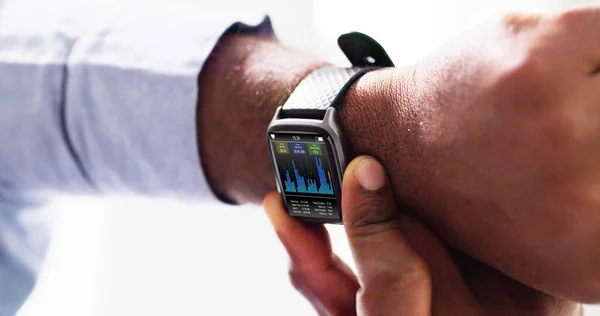 Mann Schläft Mit Smartwatch Der Hand Und Zeigt Herzschlagrate — Stockfoto