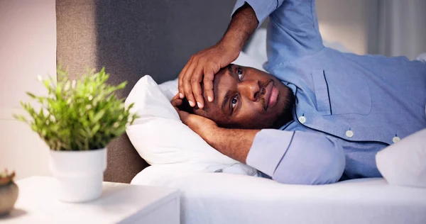 Jonge Afrikaanse Man Lijdt Aan Koorts Liggend Bed — Stockfoto