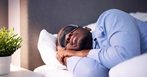 Ung Afrikansk Man Sover Med Sömnmask — Stockfoto