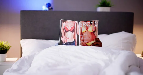 Férfi Fekszik Ágyon Olvasás Erotikus Magazin Otthon — Stock Fotó