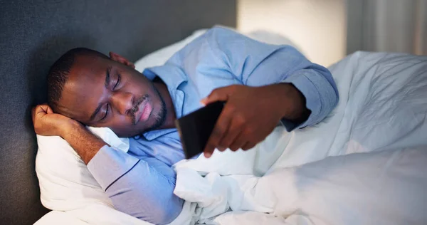 Assistindo Celular Antes Dormir Noite Quarto — Fotografia de Stock