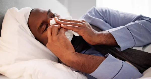 Ung Man Infekterad Med Förkylning Blåser Näsan Näsduken — Stockfoto