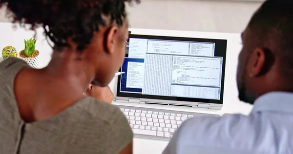 Afrika Kökenli Amerikalı Programcı Masadaki Bilgisayarı Kullanıyor Web Geliştirici — Stok fotoğraf