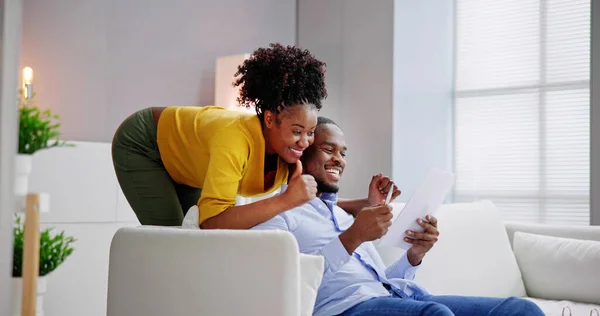 Glückliches Junges Afrikanisches Paar Liest Brief Hause — Stockfoto