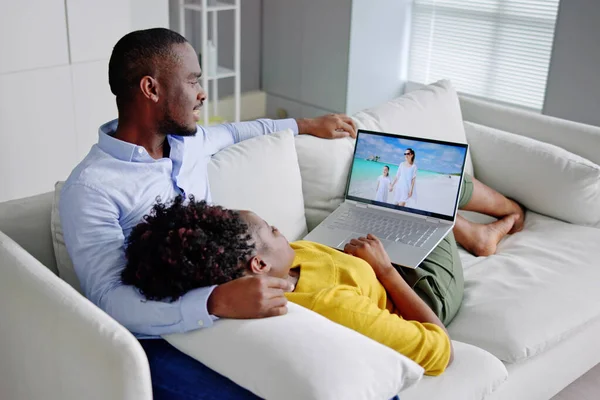 アフリカの家族のテレビ映画をラップトップで見る — ストック写真