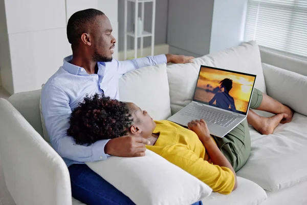 Αφρικανική Οικογένεια Βλέποντας Τηλεόραση Ταινία Στο Laptop — Φωτογραφία Αρχείου