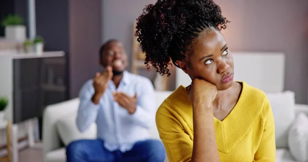 Pasangan Afrika Amerika Yang Tertekan Unhappy Man Shouting — Stok Foto