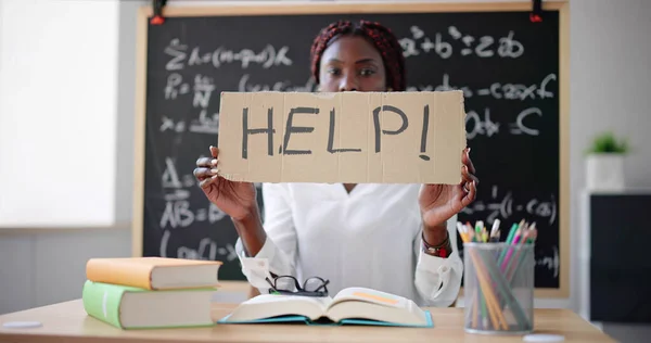 ヘルプサインで欲求不満悲しい大学アフリカの教師 — ストック写真