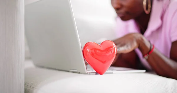 Encontros Longa Distância Relacionamento Online Mulher Usando Laptop — Fotografia de Stock