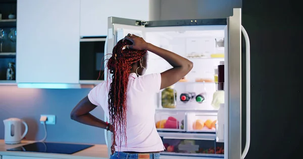 Νεαρή Γυναίκα Βλέπουν Τροφίμων Στο Άνοιγμα Ψυγείο — Φωτογραφία Αρχείου