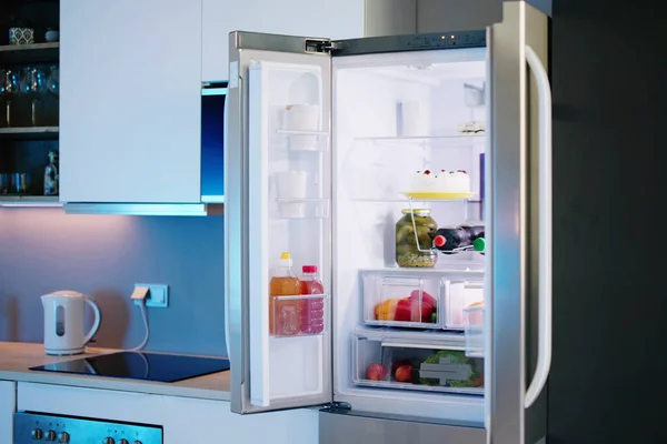 Открытый Холодильник Полный Сока Свежих Овощей Кухне — стоковое фото