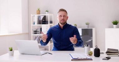 Kendinden emin yaşlı adam görüntülü konferans sohbet portresi