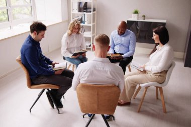 Grup Circle okuma İncil sandalyede oturan insan