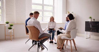 Grup Circle okuma İncil sandalyede oturan insan