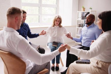 İnsanlar Kutsal İncil ile dua birlikte oturma grubu