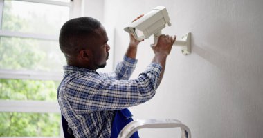 Duvardaki kapalı devre kamerayı ayarlayan teknisyenlerin yakın çekimi