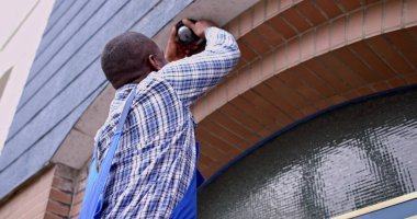 Afrikalı Amerikalı Tamirci CCTV Kamera Kurucusu Merdivende