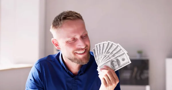 Homem Segurando Dólar Americano Papel Dinheiro Dinheiro — Fotografia de Stock