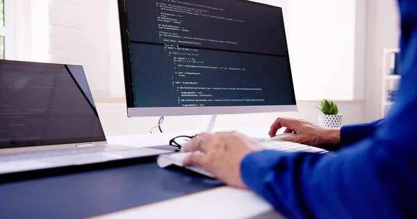 Computerprogrammierer Schreibt Programmcode Auf Computer Büro — Stockfoto