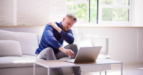 Mann Arbeitet Mit Schulterschmerzen Und Entzündung Laptop — Stockfoto