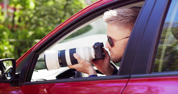 Частный шпион в машине фотографирует. Детектив