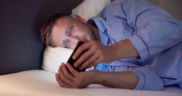 Человек Лежит Кровати Помощью Мобильного Телефона Ночью — стоковое фото