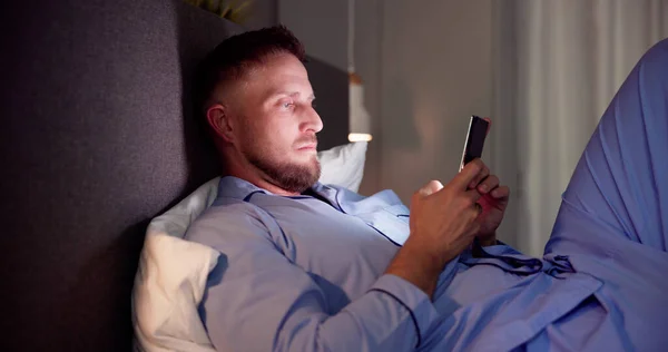 Man Bed Met Mobiele Telefoon Bij Nacht — Stockfoto