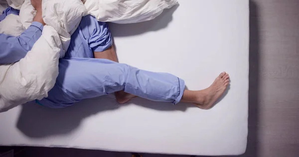 Man Rls Restless Legs Syndrome Sleeping Bed — Stock Photo, Image