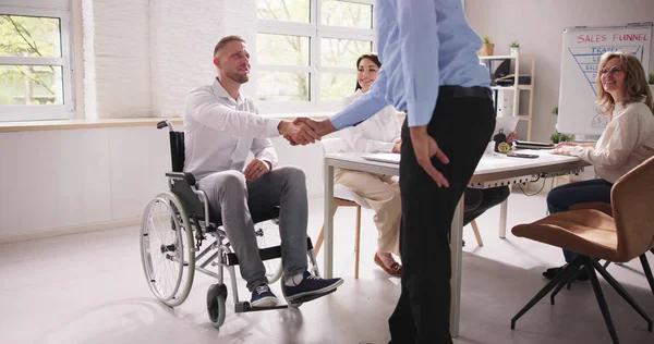 Person Rollstuhl Händedruck Professionelle Beratung — Stockfoto