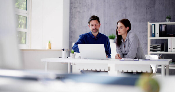 Обучение бизнес-людей на компьютере. Молодая женщина в офисе