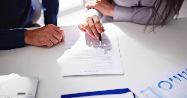 Advokat Hand Dokument Granskning Och Kontraktsmedling — Stockfoto