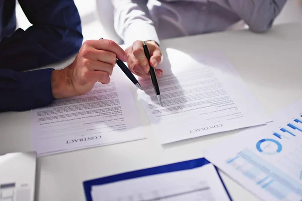 Business Document Contract Review Inglês Advogado Fato — Fotografia de Stock