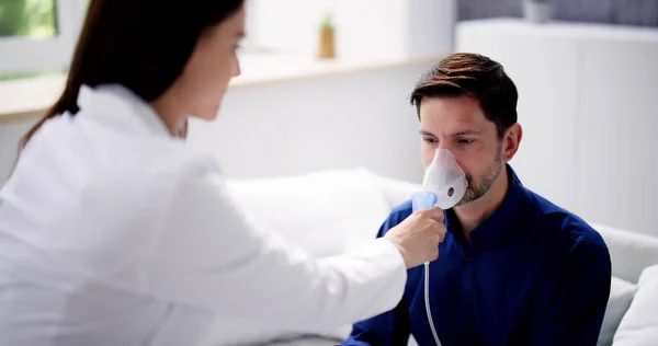 Astma Pochp Nebulizator Oddechu Maska Podane Przez Lekarza Lub Pielęgniarki — Zdjęcie stockowe