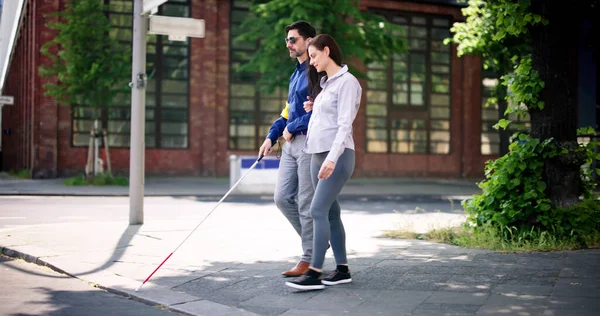 Junge Frau Hilft Blindem Mann Mit Weißem Stock Beim Überqueren — Stockfoto
