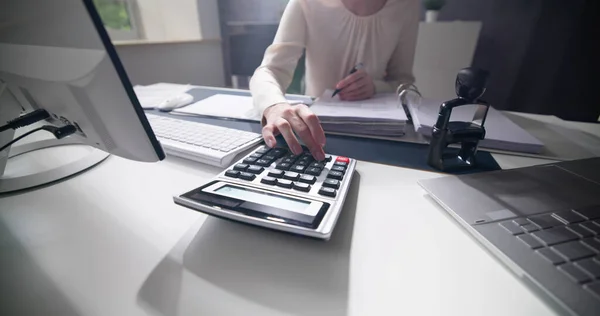 Contable Fiscal Mujer Calculando Gastos Ingresos Corporativos —  Fotos de Stock