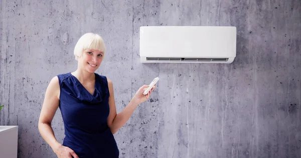Mulher Feliz Usando Condicionado Casa Condicionamento Aquecimento — Fotografia de Stock
