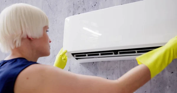 Młoda Kobieta Czyszczenia Systemu Klimatyzacji Domu — Zdjęcie stockowe