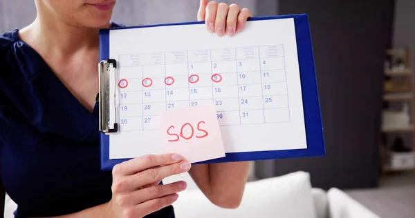 Vrouw Met Behulp Van Menstruele Cyclus Periode Kalender — Stockfoto