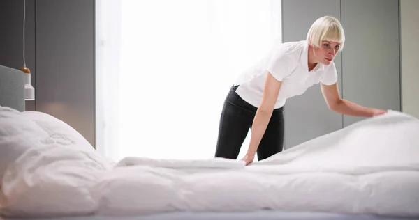 Ung Kvinnlig Hushållerska Byter Sängkläder Hotellrummet — Stockfoto