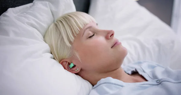 Жінка Спить Навушниками Спині — стокове фото