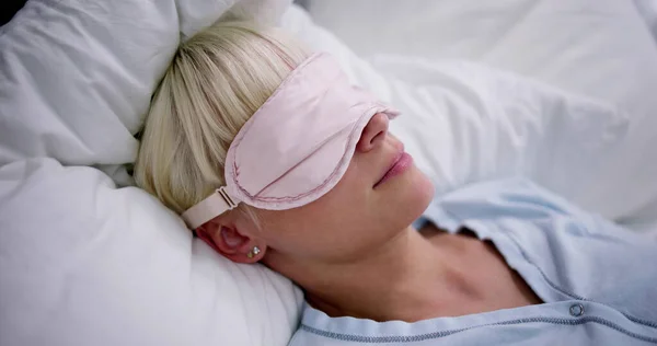 Νεαρή Γυναίκα Κοιμάται Μάσκα Ύπνου Στην Κρεβατοκάμαρα — Φωτογραφία Αρχείου