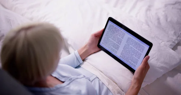 Ung Kvinna Läsa Ebook Digitala Tablett Sovrum — Stockfoto