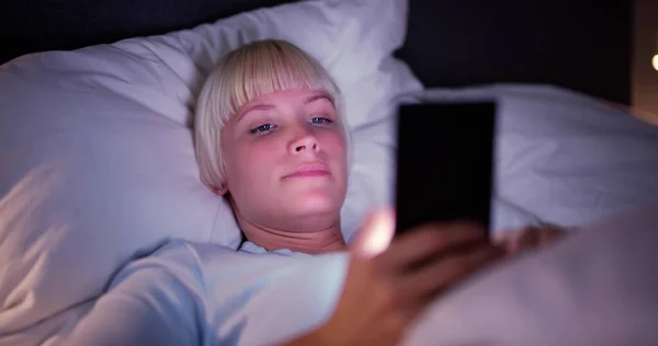 Geceleri Yatak Odasında Uyumadan Önce Cep Telefonunu Izlemek — Stok fotoğraf